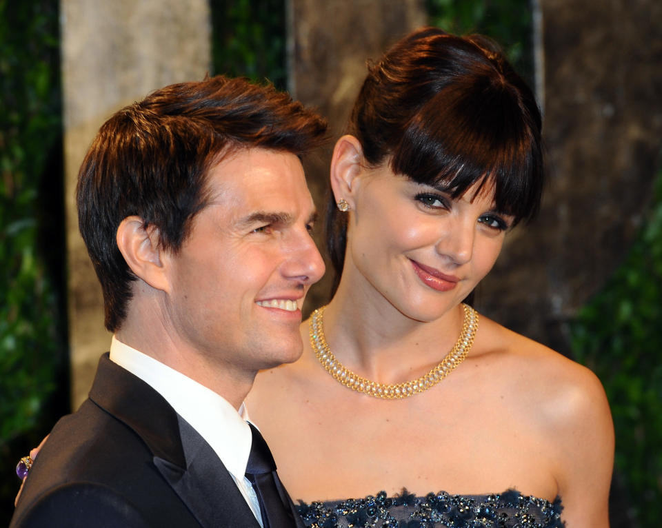 Après sa rupture avec Penélope Cruz en 2004, Tom Cruise se retrouve dans une impasse sentimentale. Alors qu’il se confie à des proches scientologues sur ses peines de cœur, David Miscavige, à la tête de l’organisation, lui fait une proposition étonnante. "<em>Il</em> [Tom Cruise, ndlr] <em>a commencé à se plaindre de ses difficultés avec les femmes et a confié à Miscavige, qui était alors son meilleur ami, combien il avait du mal à gérer ses relations amoureuses. David a donc ordonné à d'autres responsables de se mettre en quête d'une femme pour Tom Cruise. Officiellement, cela prenait la forme d'un casting. Les jeunes femmes étaient averties que Tom cherchait une actrice pour sa prochaine superproduction. Les prétendantes devaient se présenter seules, être apprêtées et ne pas avoir plus de 30 ans</em>", assure Marc Headley, ancien membre de la Scientologie, à News of the World en 2008. Il précise que "<em>les préférences de Tom se portaient, dans l’ordre, sur Jennifer Garner, Scarlett Johansson et Jessica Alba</em>". Tandis que Jennifer Garner et Jessica Alba auraient immédiatement décliné l’offre, Scarlett Johansson ne s’est pas rendue à l’audition après avoir découvert qu’elle se déroulait au siège de la Scientologie. Katie Holmes s’est finalement présentée. Tom Cruise aurait déclaré à la suite de leur rencontre : "<em>J'ai tout de suite su que c'était la bonne</em>". <em>(Photo by Anthony Harvey/Getty Images)</em>