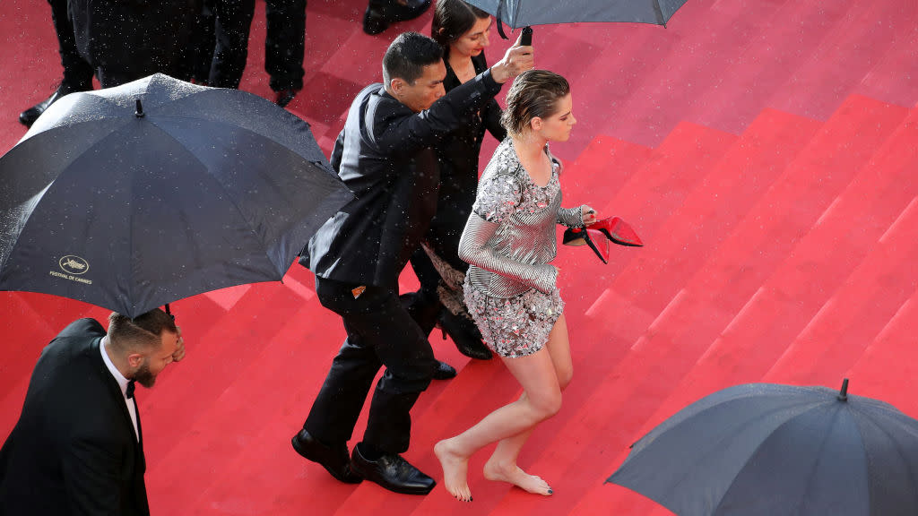 Schauspielerin Kirsten Stewart lief barfuß über den roten Teppich in Cannes. (Bild: Andreas Rentz/Getty Images)