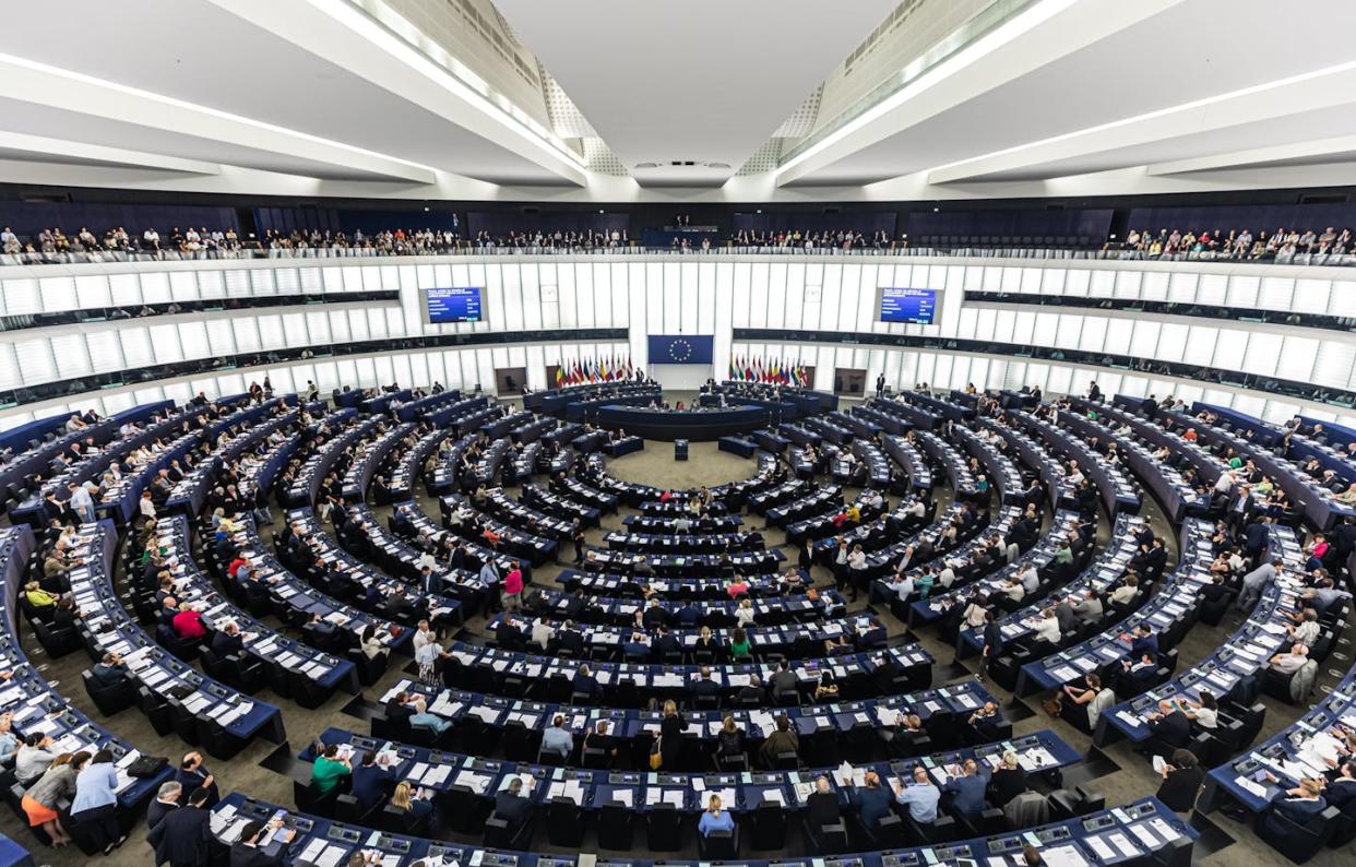 Sala de plenos del Parlamento Europeo en Estrasburgo. <a href="https://www.shutterstock.com/es/image-photo/strasbourg-france-18-jul-2019-plenary-1456115441" rel="nofollow noopener" target="_blank" data-ylk="slk:Drop of Light/Shutterstock;elm:context_link;itc:0;sec:content-canvas" class="link ">Drop of Light/Shutterstock</a>