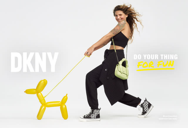 dkny ad mulher tatuagem balão animal