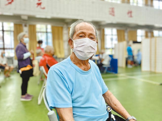 桃園有25名百歲人瑞完成施打，像蘆竹區高齡104歲的黃載生，就在兒子陪伴下到場接種疫苗，身體硬朗還能自己料理三餐。（蔡依珍攝）
