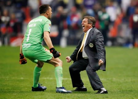 Foto de archivo de Agustín Marchesin celebrando con el DT Miguel Herrera el título del torneo Apertura 2018 con América en México