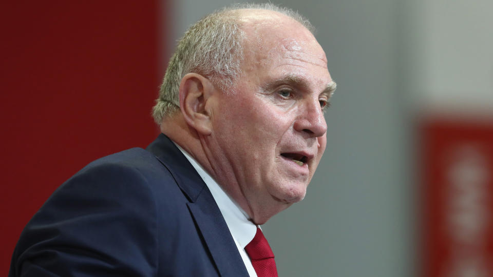 Unfassbarer Auftritt – auch von ihm: Bayern-Präsident Uli Hoeneß auf der Pressekonferenz. Bild: Getty