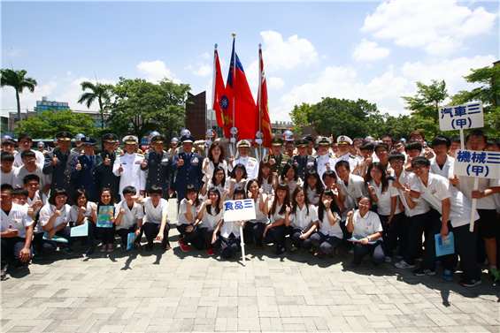 副參謀總長執行官蒲澤春上將與國軍人才招募團隊15日和國立岡山農工師生合影。（軍聞社記者陳建興攝）