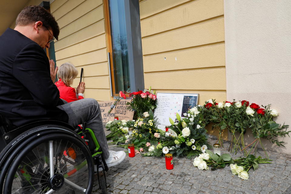 Gedenken am Tatort in Potsdam (Bild: REUTERS/Michele Tantussi)