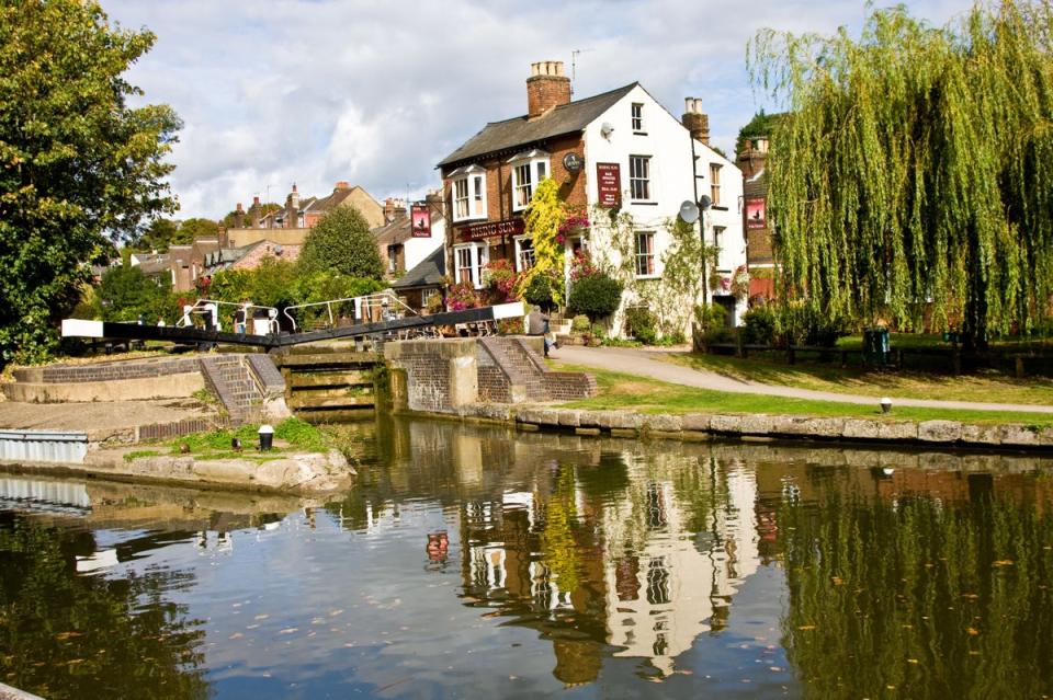 Stroll down the Grand Union Canal and settle down for a drink in a beer garden overlooking the water (Alamy Stock Photo)