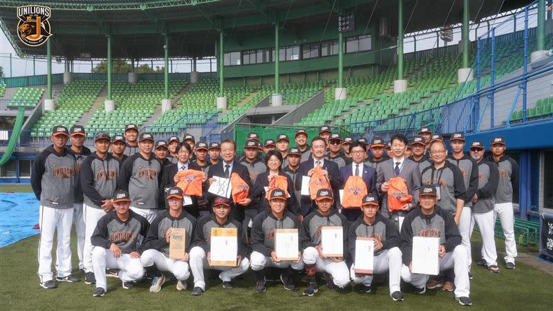 統一獅前往日本高知，將和獨立聯盟高知鬥犬進行交流賽。（圖／統一獅提供）