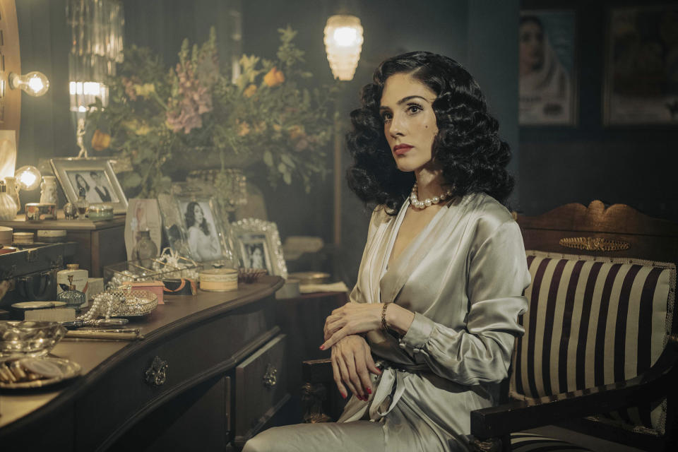 En esta imagen proporcionada por ViX+, Sandra Echeverría en una escena de la serie "María Félix, La Doña", que se estrena el 21 de julio en el servicio de streaming. (ViX+ vía AP)