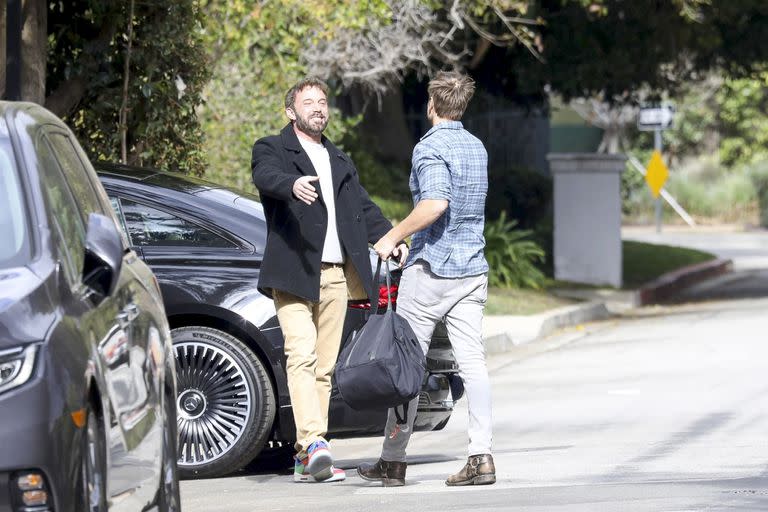 Ben Affleck fue fotografiado a pura sonrisa con el novio de su exesposa Jennifer Garner, John Miller