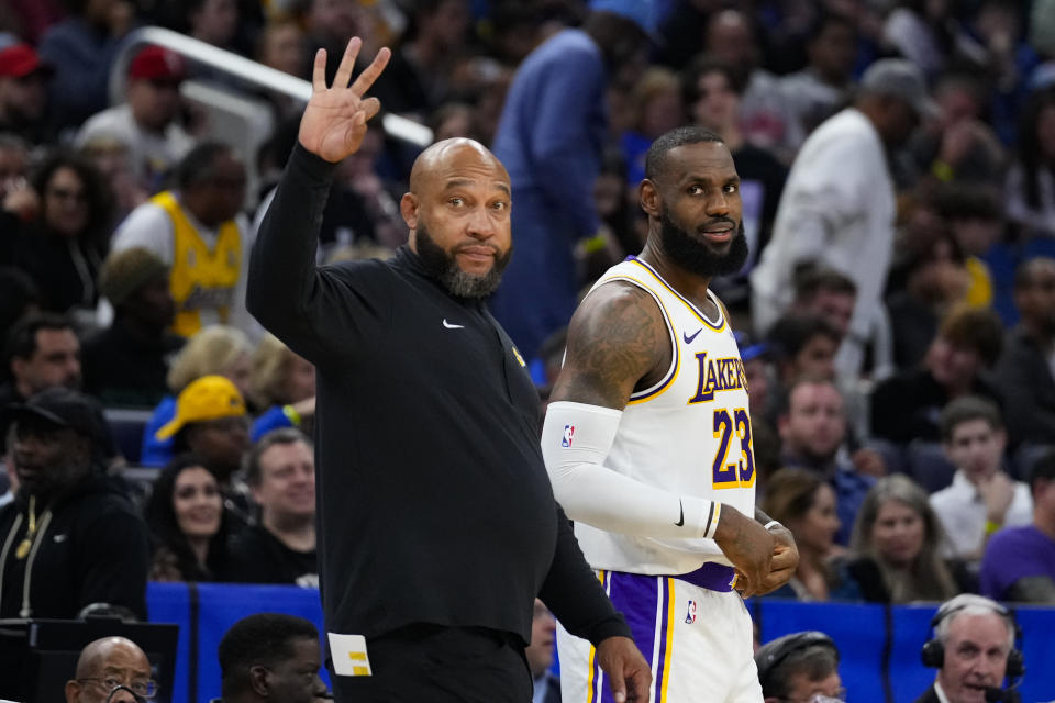 ORLANDO, FLORIDA - NOVEMBER 04: Los Angeles Lakers-hoofdcoach Darvin Ham en LeBron James #23 van de Los Angeles Lakers kijken toe tegen de Orlando Magic tijdens de tweede helft in Amway Center op 4 november 2023 in Orlando, Florida.  OPMERKING VOOR GEBRUIKER: De gebruiker erkent uitdrukkelijk en gaat ermee akkoord dat de gebruiker, door deze foto te downloaden en/of te gebruiken, instemt met de voorwaarden en bepalingen van de Getty Images-licentieovereenkomst.  (Foto door Rich Storry/Getty Images)