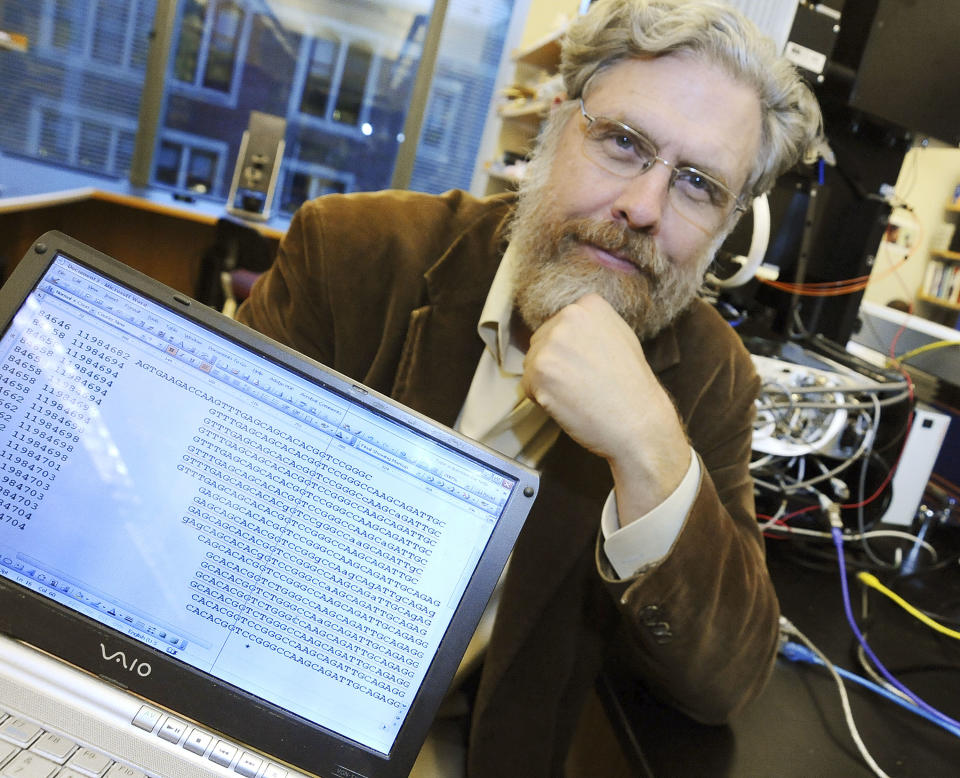 El profesor George Church muestra una secuencia del ADN en su laboratorio en Harvard. (AP)