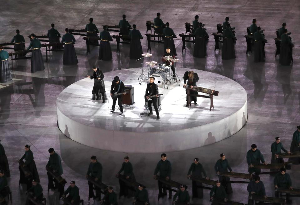 <p>Artists perform during the closing ceremony. REUTERS/Christian Hartmann </p>