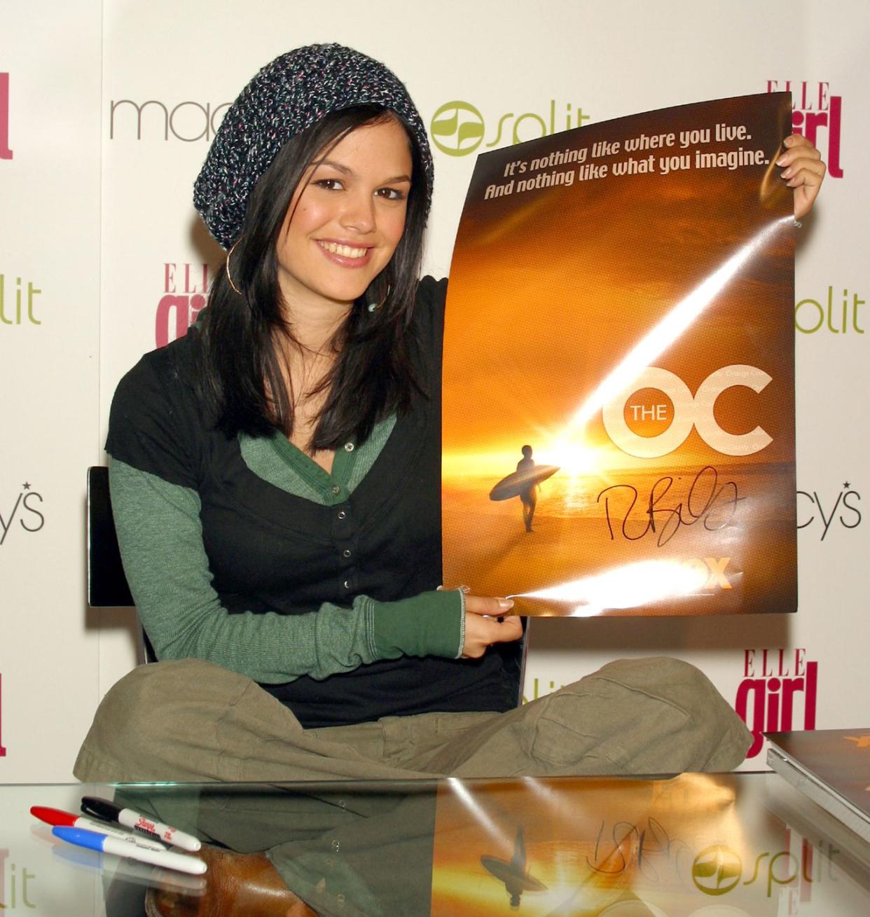 rachel bilson makes a special appearence at macy's herald square