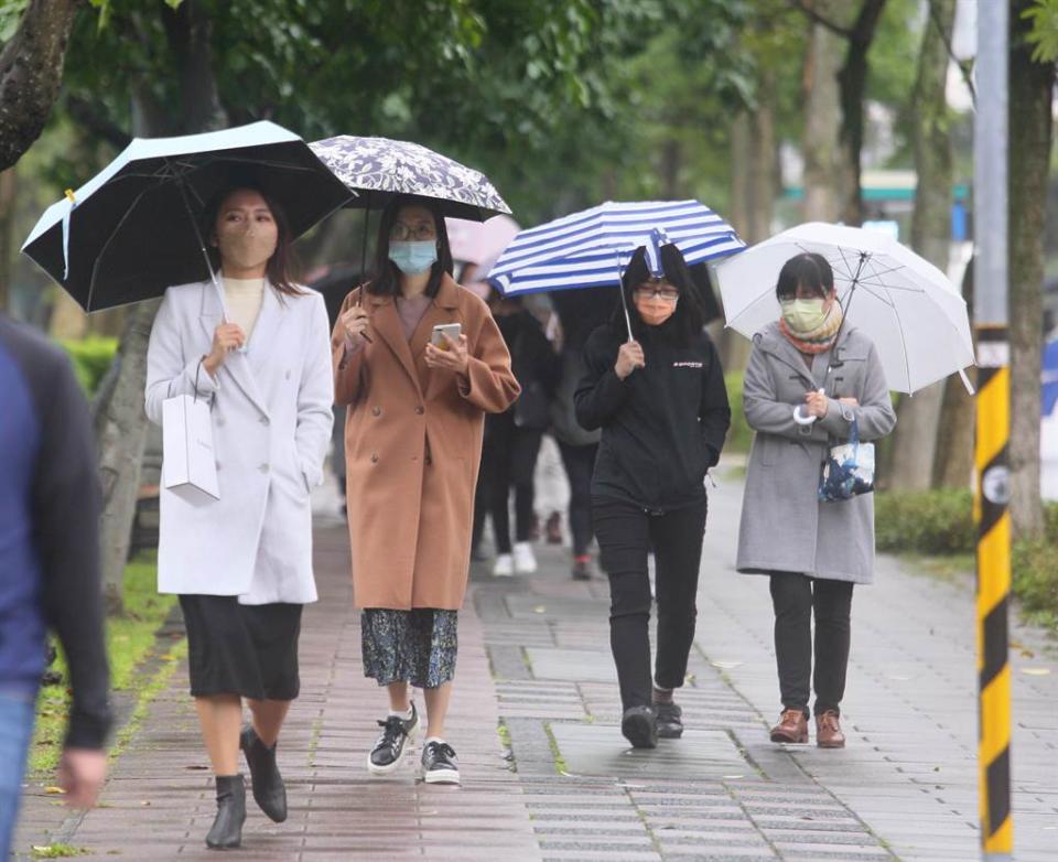 冷氣團今晚報到越晚越冷，周四到周六(2至4日)，全台清晨要注意輻射冷卻低溫，空曠低溫可能下跌到10-12度，部分地區甚至會到10度以下。(資料照 張鎧乙攝)
