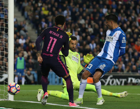 Soccer Football - Espanyol v Barcelona - Spanish La Liga Santander - RCDE stadium, in Cornella-El Prat (Barcelona), Spain - 29/04/2017. Barcelona's Neymar and Espanyol's goalkeeper Diego Lopez and Diego Reyes in action. REUTERS/Albert Gea