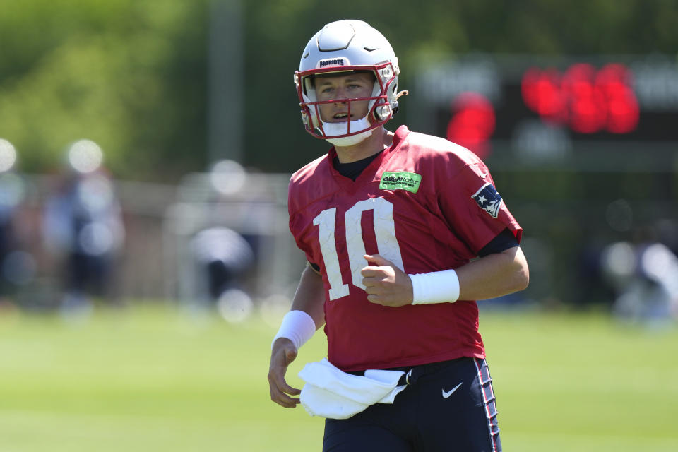 Mac Jones faces plenty of pressure in his third year as the New England Patriots&#39; starting quarterback. (AP Photo/Steven Senne)