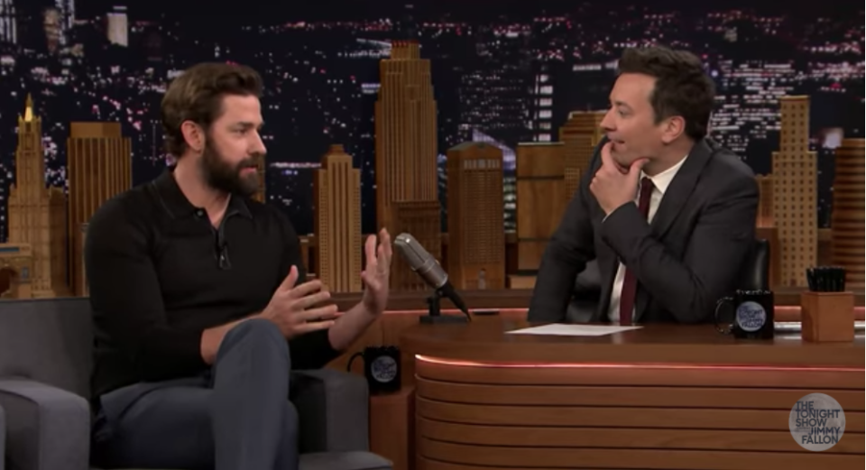 John Krasinski erzählte bei Jimmy Fallon, wie es ist, im Schatten seiner berühmten Frau zu stehen. (Bild: NCB/Screenshot YouTube)