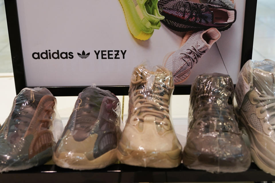 Kanye West era el director creativo en la creación de la exitosa línea de zapatos Yeezy de Adidas. (AP Photo/Seth Wenig)