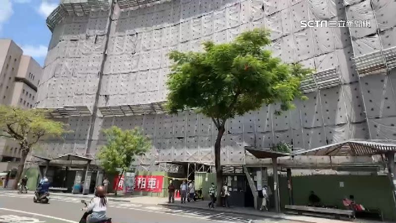 台南車站對面的國賓大樓，因屋齡老舊正在重新拉皮。
