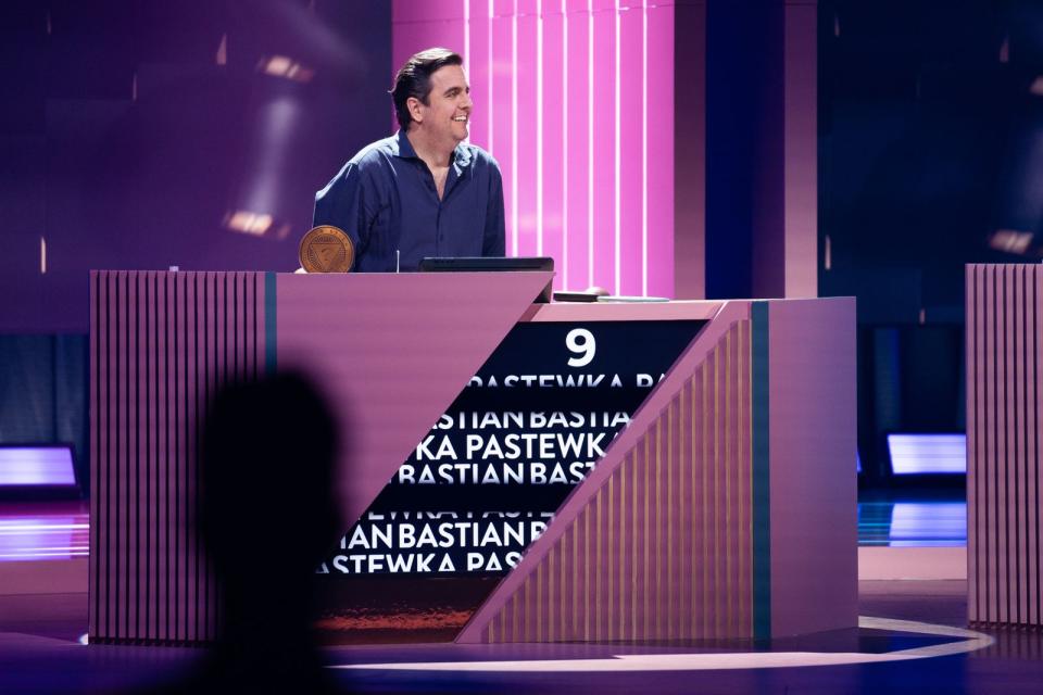 So sehen Sieger aus: Bastian Pastewka hat die Sensation geschafft. Er schlug Joko Winterscheidt im Finale von "Wer stiehlt mir die Show" und darf die irrwitzige ProSieben-Sendung ab sofort moderieren. Glückwunsch und Hut ab! (Bild: ProSieben / Max Beutler)