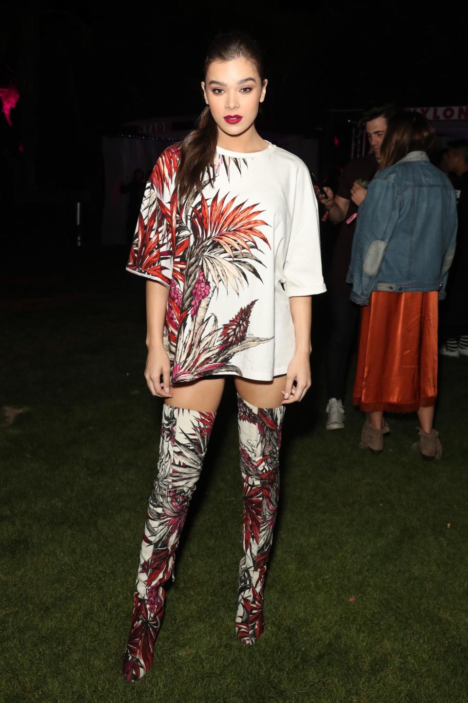 <p>Hailee gave us major festival envy in a long tee and printed thigh-high boots by Fausto Puglisi.<br><i>[Photo: Getty]</i> </p>