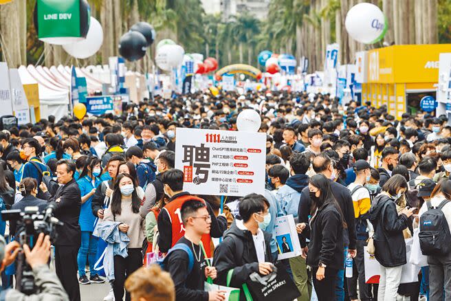 台大校園徵才博覽會4日登場，今年總計有超過300家企業共襄盛舉，不少學生一早就湧入，紛紛到各家業者攤位，了解最新就業資訊。若是碩士畢業新進工程師，平均整體薪酬上看200萬元。（郭吉銓攝）