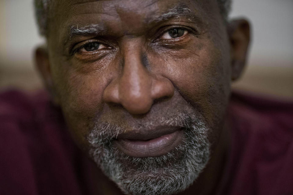 Mike Bishop posa para una foto en su casa de Byram, Mississippi, el 8 de octubre del 2020. "Nunca me sentí tan solo", dijo Bishop, aludiendo a los tres meses que su esposa pasó en un hospital luchando por la vida tras contraer el coronavirus. (AP Photo/Wong Maye-E)