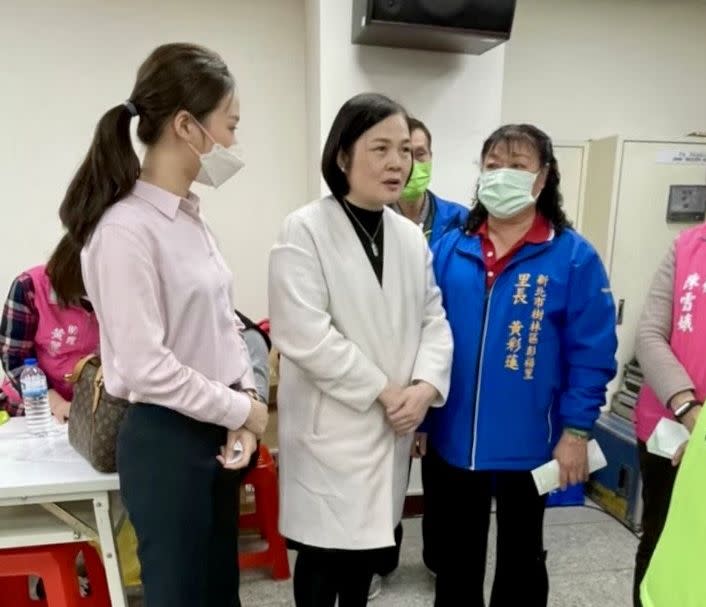 高敏慧（中）交棒姪女高乃芸（左），沿續家族為地方服務。   圖：高乃芸選辦提供