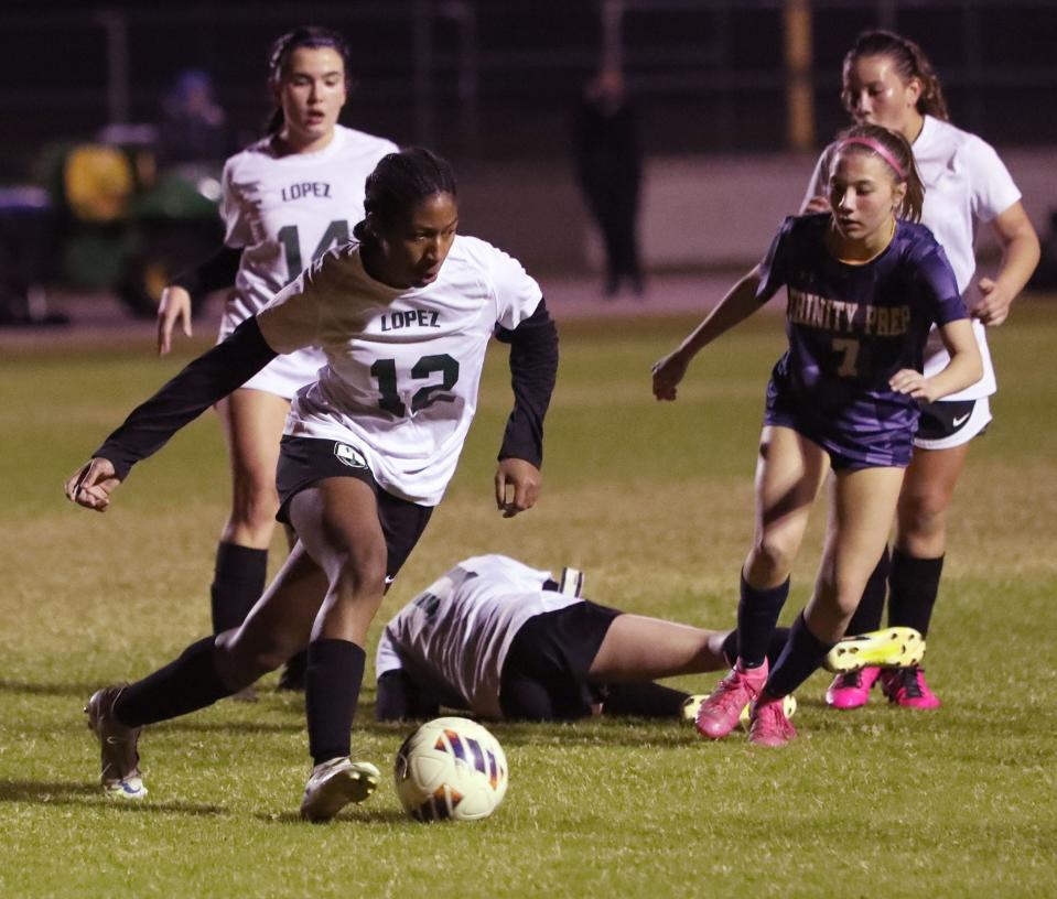 Father Lopez High's Richae Gibson (12) looks to move down field, Tuesday, January 30, 2024 against Trinity Prep.