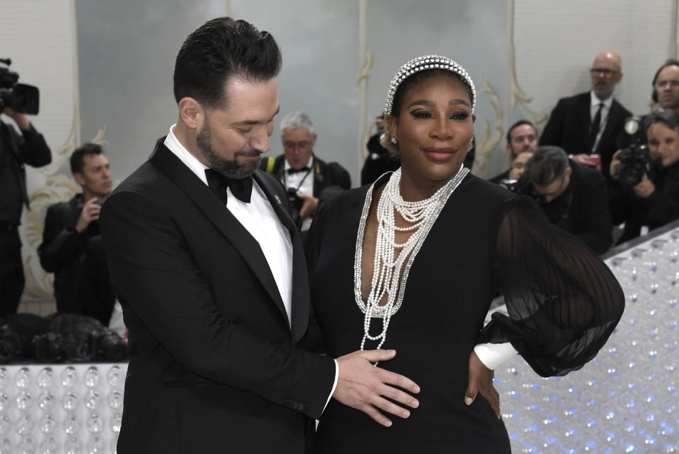 Alexis Ohanian, izquierda, y Serena Williams llegan a la gala del Instituto del Vestido del Museo Metropolitano de Arte para celebrar la inauguración de la exposición "Karl Lagerfeld: A Line of Beauty" el lunes 1 de mayo de 2023 en Nueva York. (Foto Evan Agostini/Invision/AP)