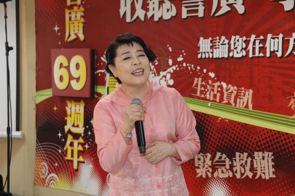 知名聲樂家簡文秀演唱多首膾炙人口的歌曲，為警廣祝福。（警察廣播電台提供）