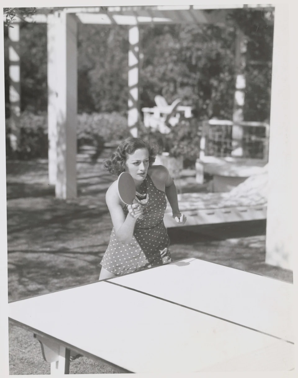 <h1 class="title">Joan Crawford Playing Ping Pong</h1><cite class="credit">Bettmann</cite>