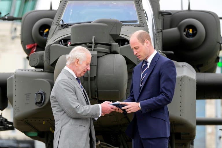 El rey Carlos III le entrega su título de coronel en jefe del Cuerpo Aéreo del Ejército británico a su hijo Guillermo el 13 de mayo de 2024 en el aeródromo de Middle Wallop, en el sur de Inglaterra (Kin Cheung)