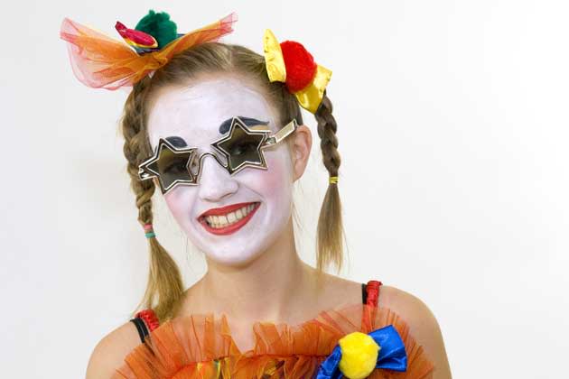 Kreuzung zwischen Clown und Hippie: Eine Verkleidung mit geringem Flirtfaktor (Foto: Fotolia)