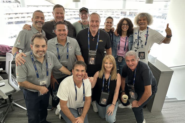 Andrés Cantor en el centro, con su equipo de 'Fútbol de Primera', donde el Pibe Valderrama trabaja de comentarista desde el Mundial de Alemania 2006; abajo, a la derecha, Jorge Burruchaga