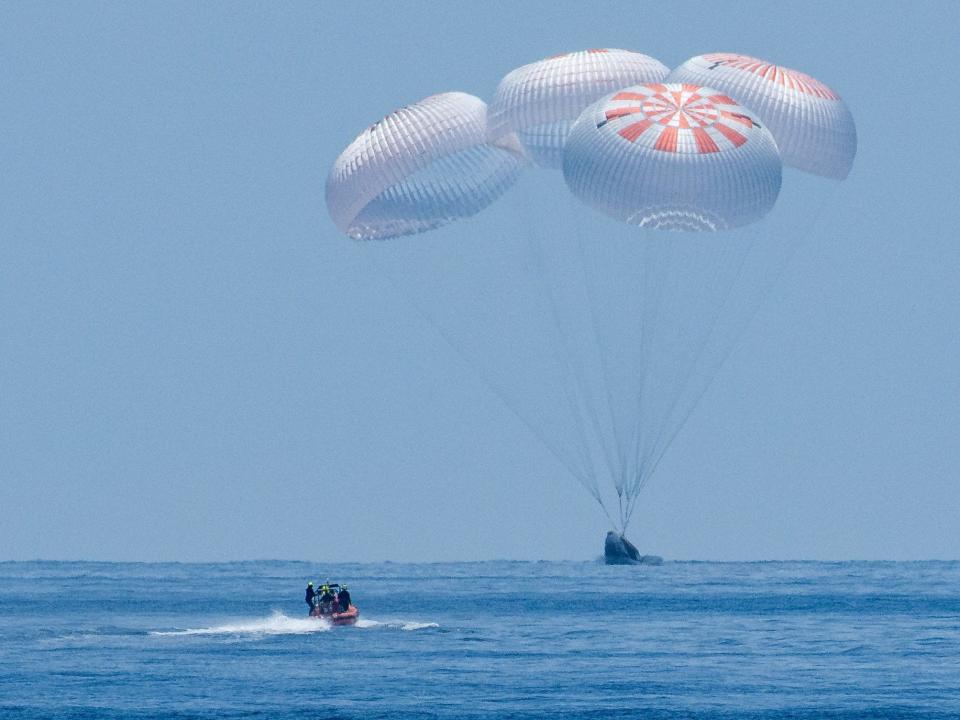 spacex crew dragon spaceship capsule splash down gulf mexico pensacola astronauts bob behnken doug hurley demo2 august 2 2020