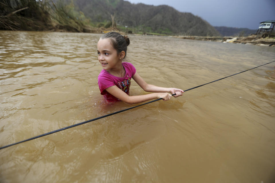 (FOTOS) De vuelta al pasado: así ha cambiado la vida en Puerto Rico tras el azote del huracán