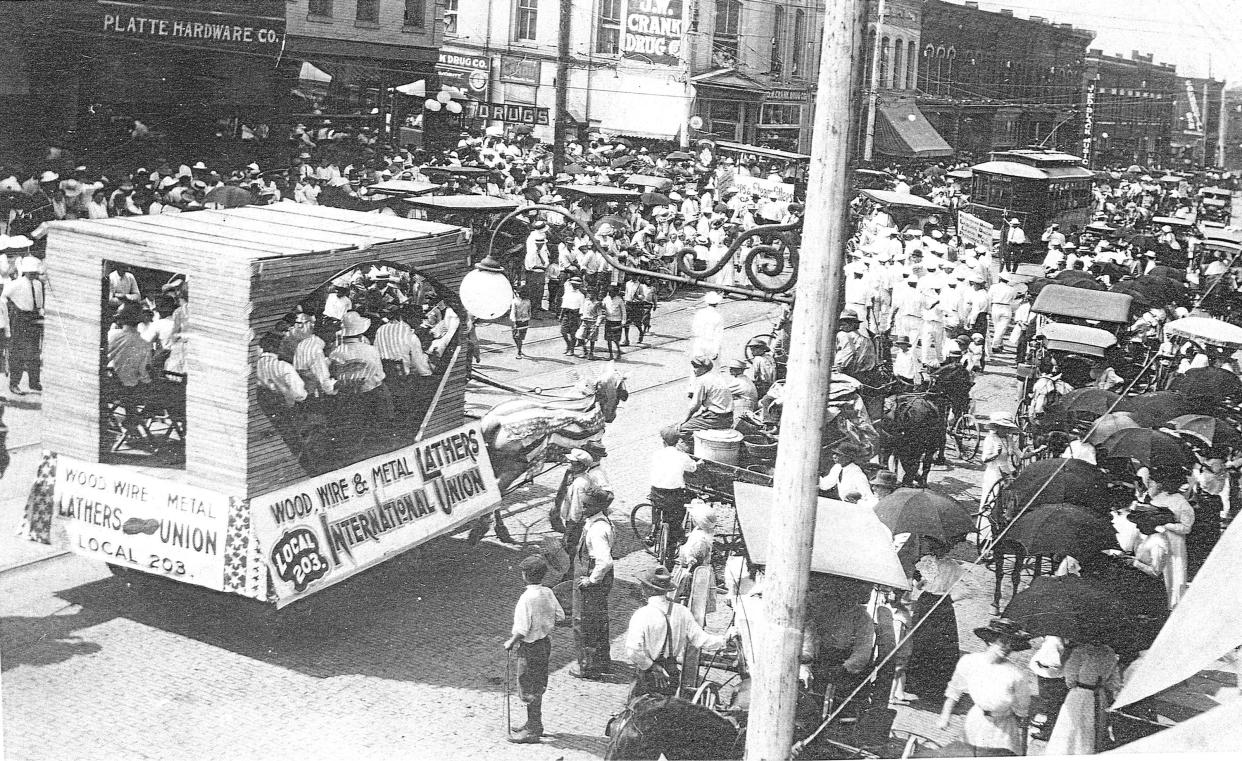 Black and white postcard photo of Springfield's 1912  Labor Day parade