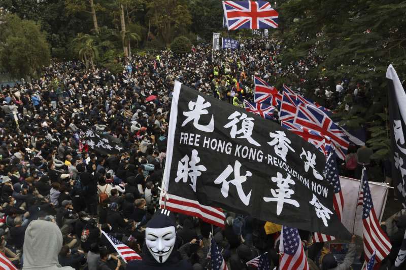 2020年1月19日，香港警方與示威者在「天下制裁」集會現場爆發衝突。（AP）