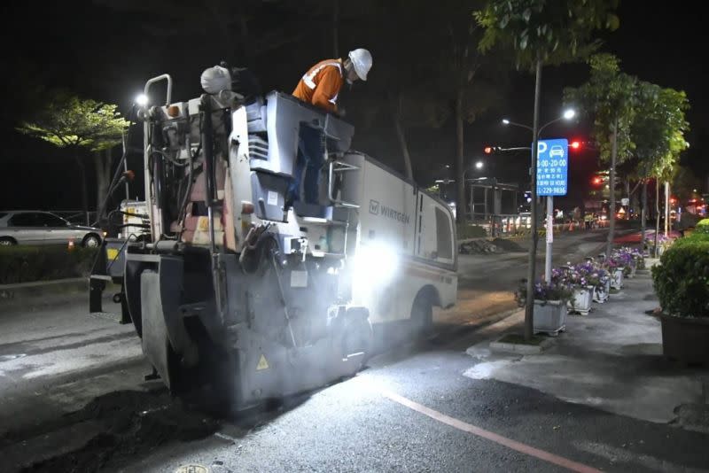 ▲高市府推動道路平整不遺餘力，副市長林欽榮在視察道路刨鋪工程時強調，自今年起管挖案件竣工後抽驗率提高至50%。(圖／高市府提供)