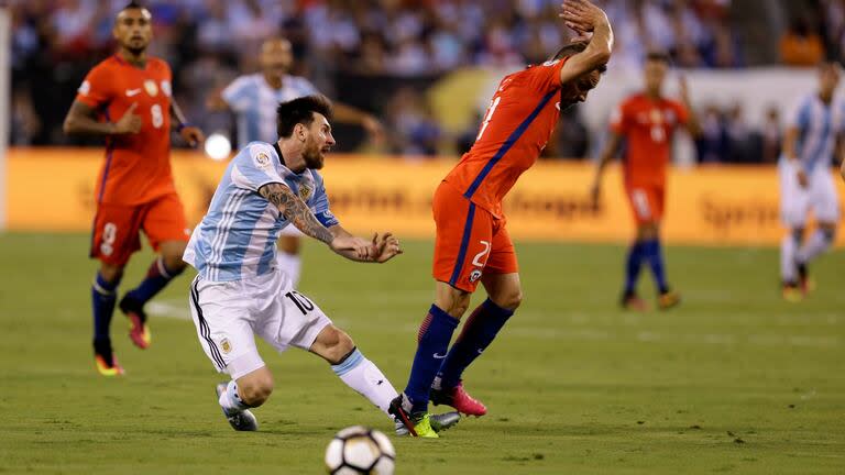 Messi cae, en una escena de aquel partido de 2016 en el MetLife Stadium, ante Chile