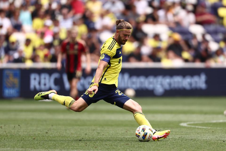 May 18, 2024; Nashville, Tennessee, USA; Nashville SC defender Walker Zimmerman (25) kicks the ball against Atlanta United during the first half at Geodis Park. Mandatory Credit: Casey Gower-USA TODAY Sports