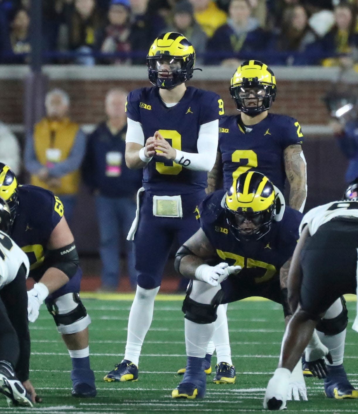 Michigan Wolverines quarterback J.J. McCarthy runs the offense against the Purdue Boilermakers during the first half at Michigan Stadium, Saturday, Nov. 4, 2023.