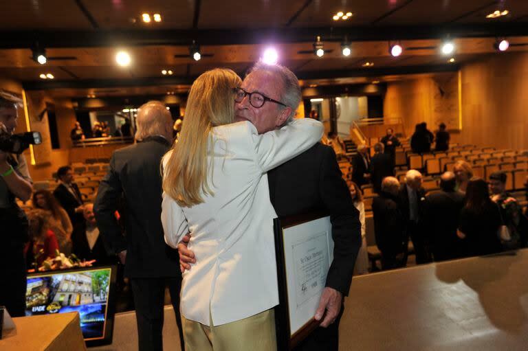 El abrazo entre Oscar Martínez y Marina Borensztein