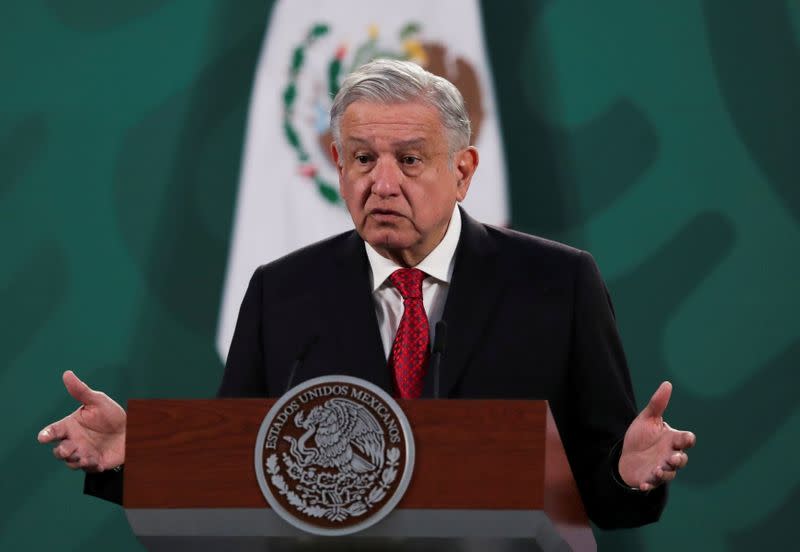 FILE PHOTO: FILE PHOTO: Mexico's President Obrador and Argentina's President Fernandez attend a news conference in Mexico City