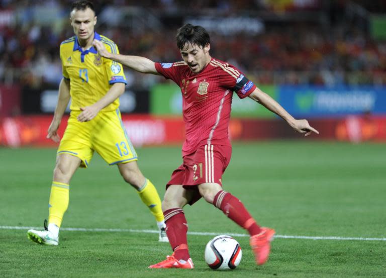 Ukraine's defender Vyacheslav Shevchuk (L) vies with Spain's forward David Silva (R) during the EURO 2016 qualifier football match in Sevilla on March 27, 2015