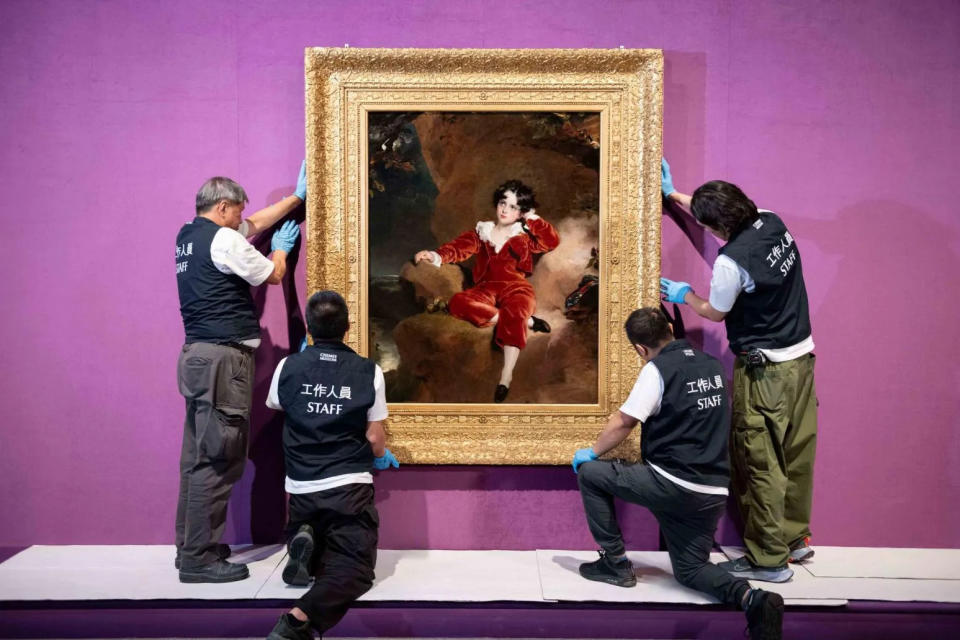 奇美博物館《英國國家藝廊珍藏展》2024 / 5/2～9/1。〈查爾斯．威廉．蘭姆頓肖像〉（紅衣男孩），1825年創作。圖片版權：英國國家藝廊c（圖／奇美博物館提供）