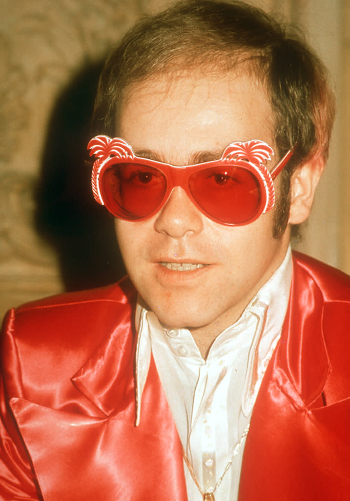 Elton John 1975 mit tropischer Sonnenbrille