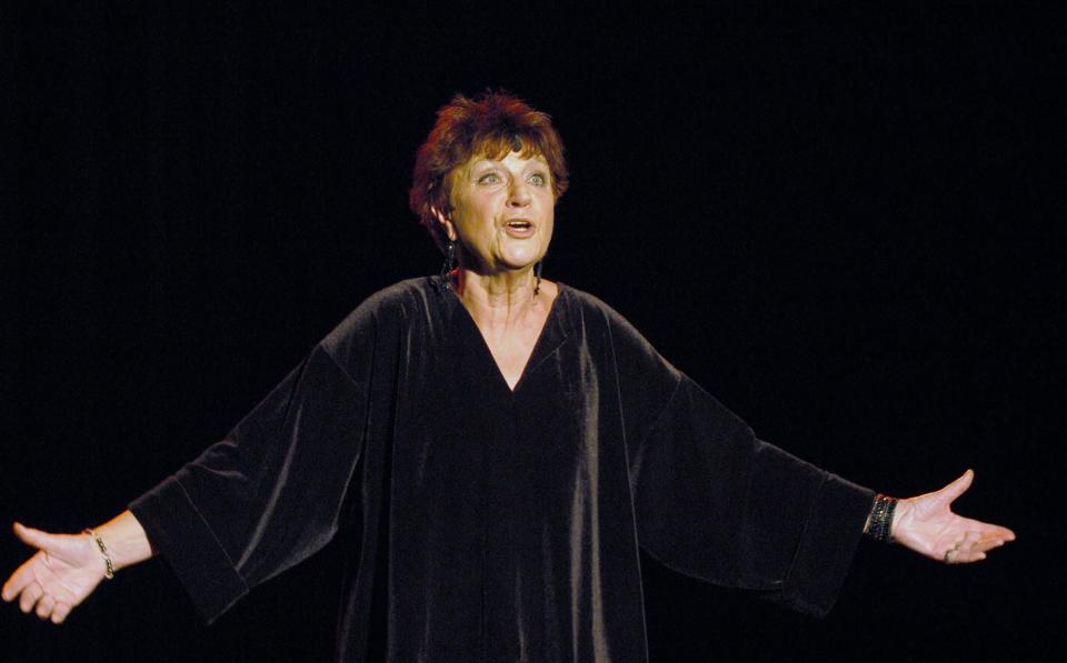 La chanteuse Anne Sylvestre, en 2003 à l'Auditorium de Saint-Germain des Prés.  - Stéphane de Sakutin - AFP