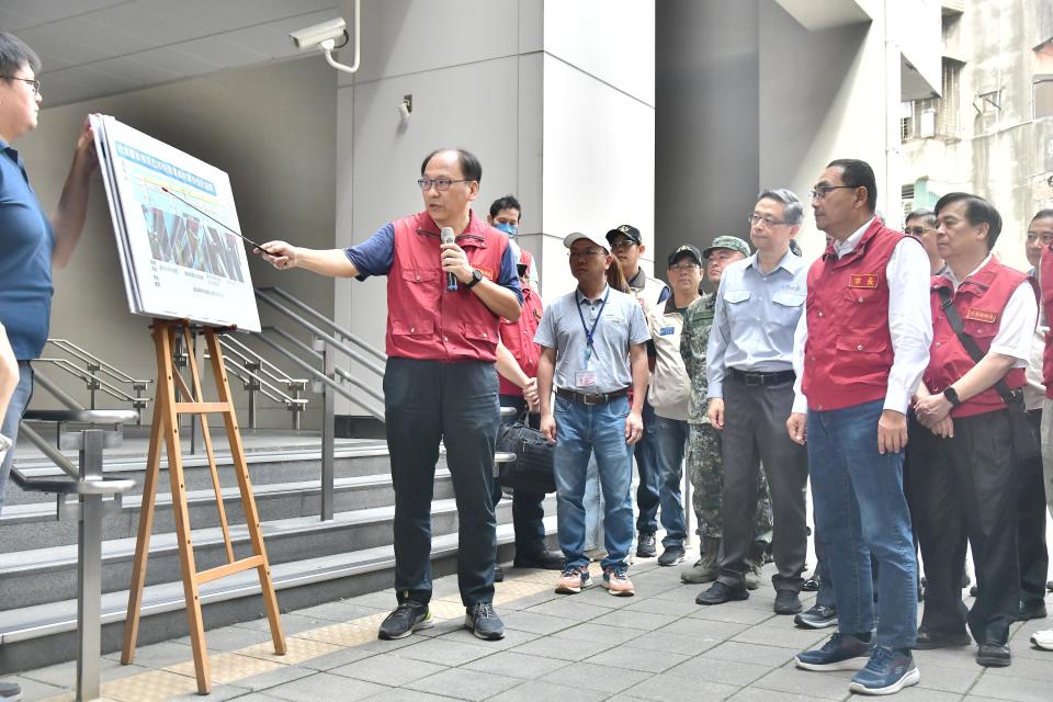 新北市長侯友宜聽取新北環狀線檢測及評估內容 (新北市府提供)